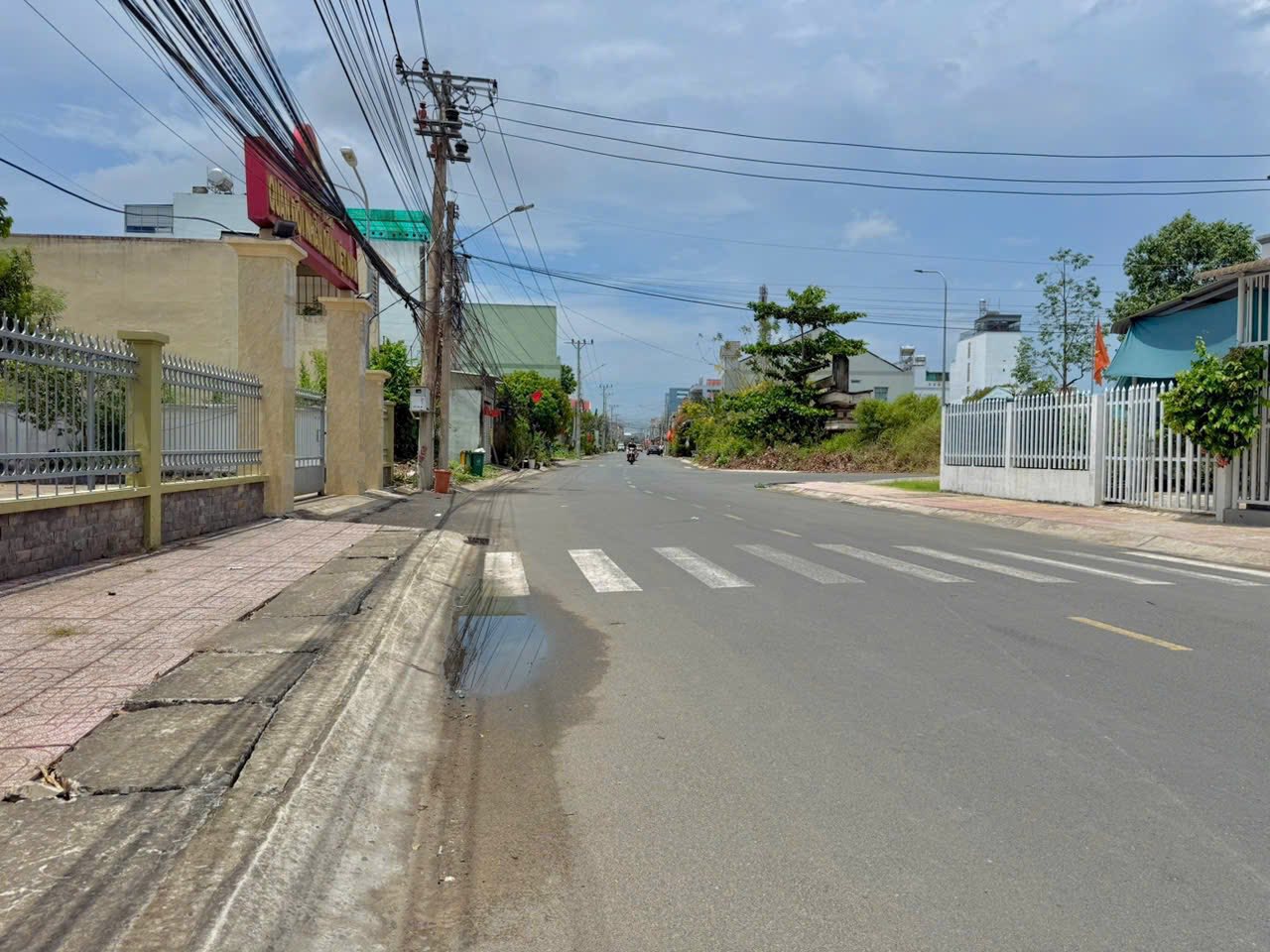 ban-2-nen-dep-mat-tien-phung-ha-my-tho